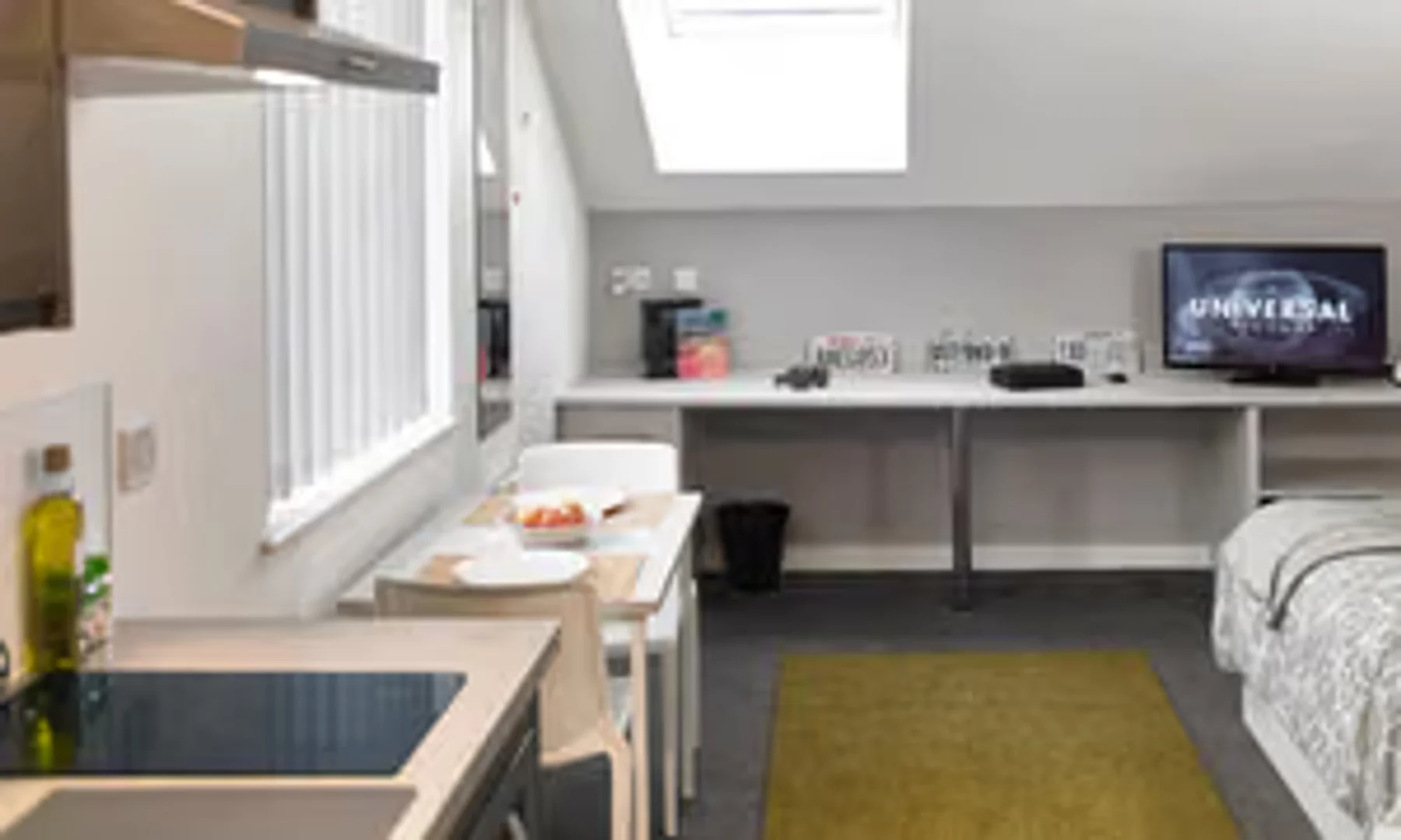 'de etkili düzene sahip minimalist öğrenci stüdyosu