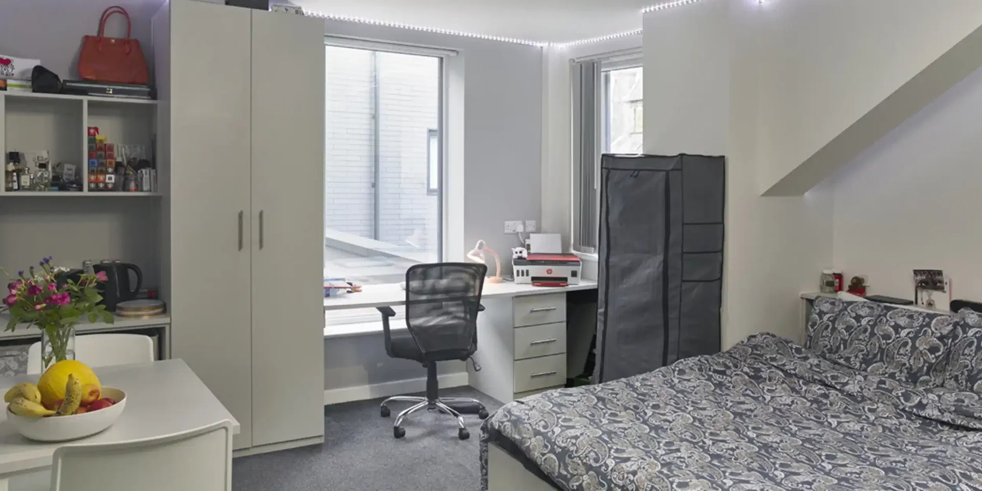  bölgesinde tam olanaklara sahip modern öğrenci stüdyosu