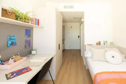 Quarto privado em Calle Fernando Población, imagem 1 de 10