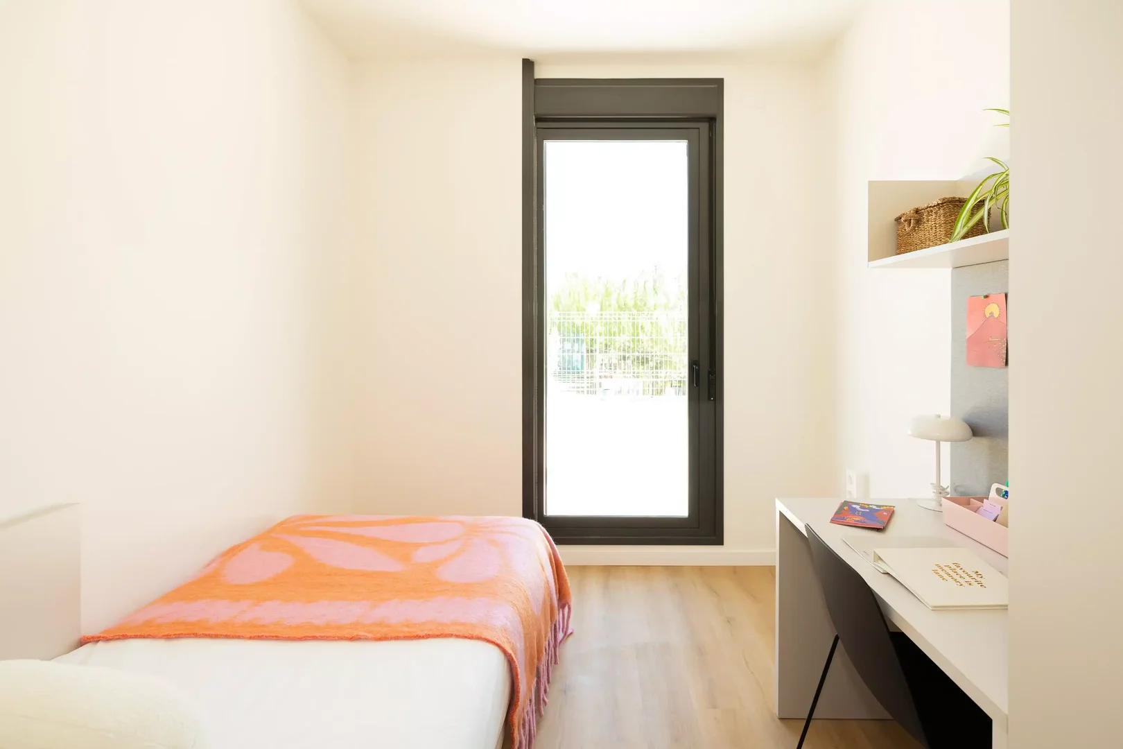 Quarto de estudante económico perto do campus em 