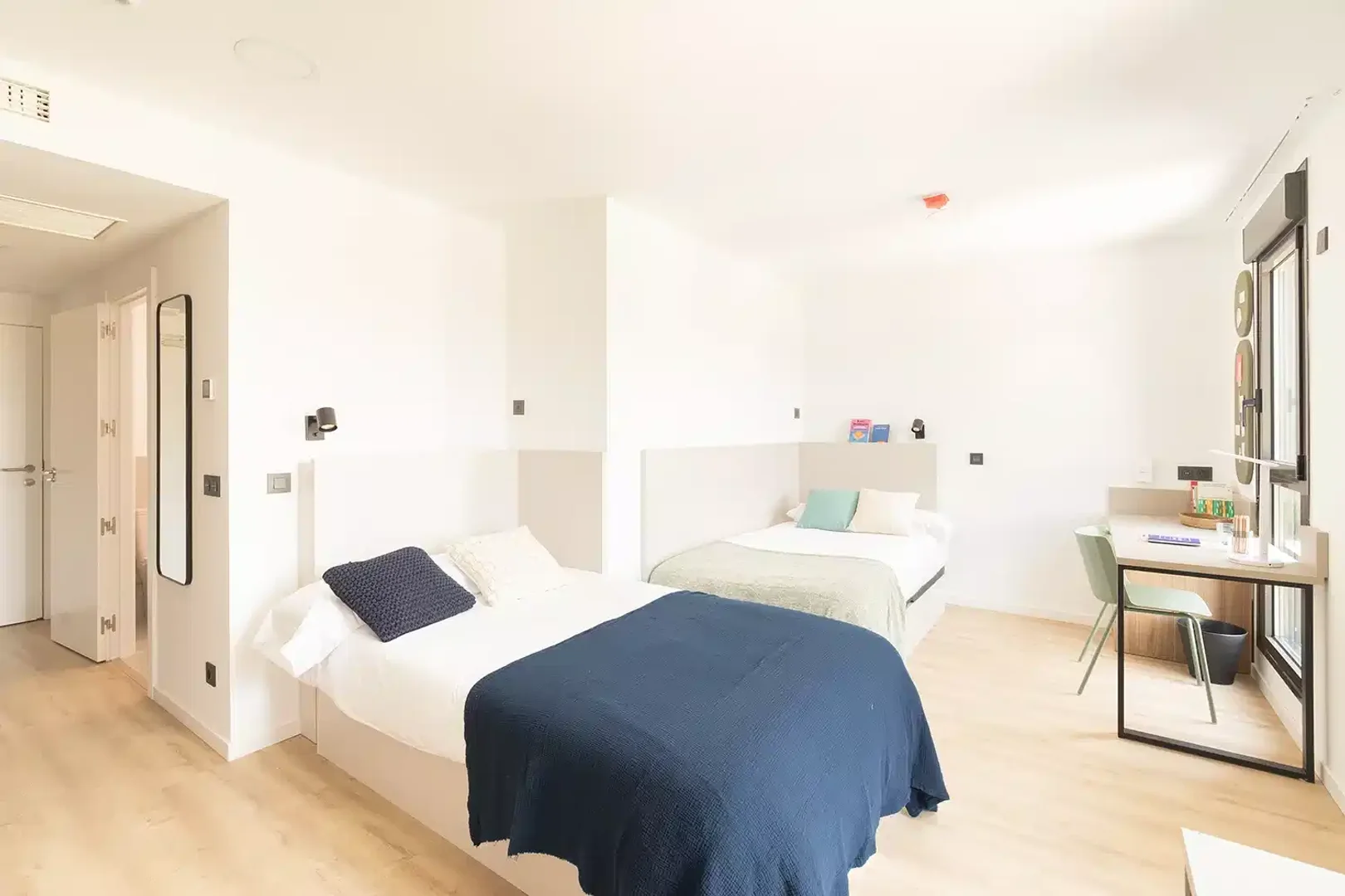 Quarto de estudante confortável e espaçoso em 