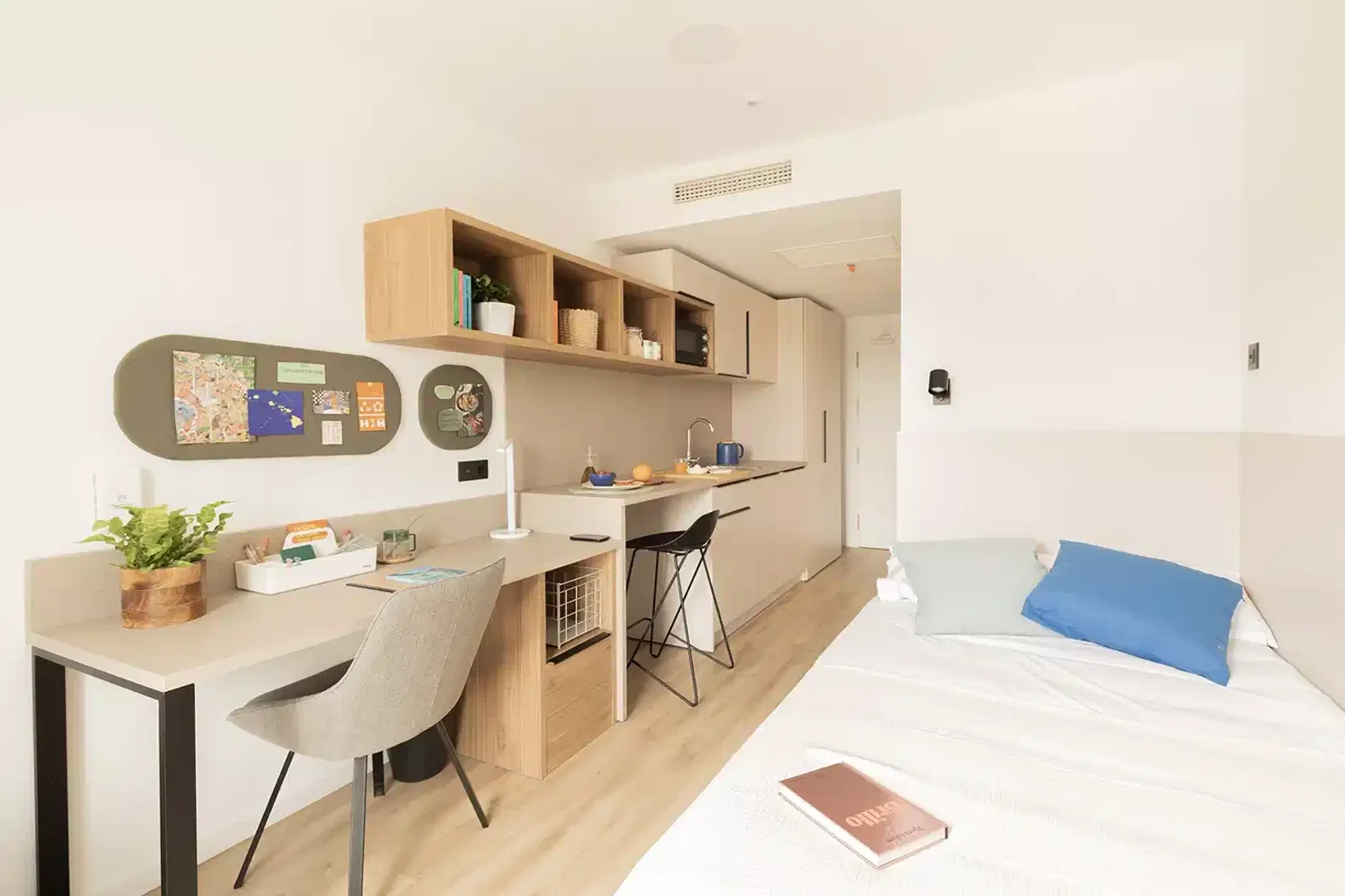 Quarto de estudante em  com área de estudo e instalações partilhadas