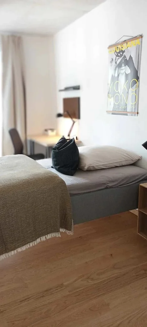 Quarto de estudante luminoso e arejado com acesso fácil à universidade em 