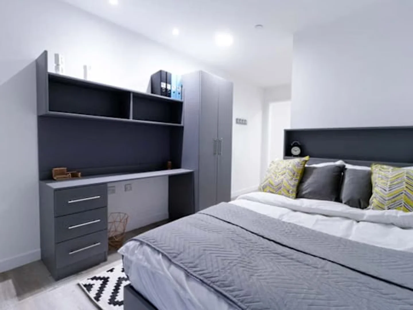 Chambre d'étudiant à  avec espace d'étude et installations communes