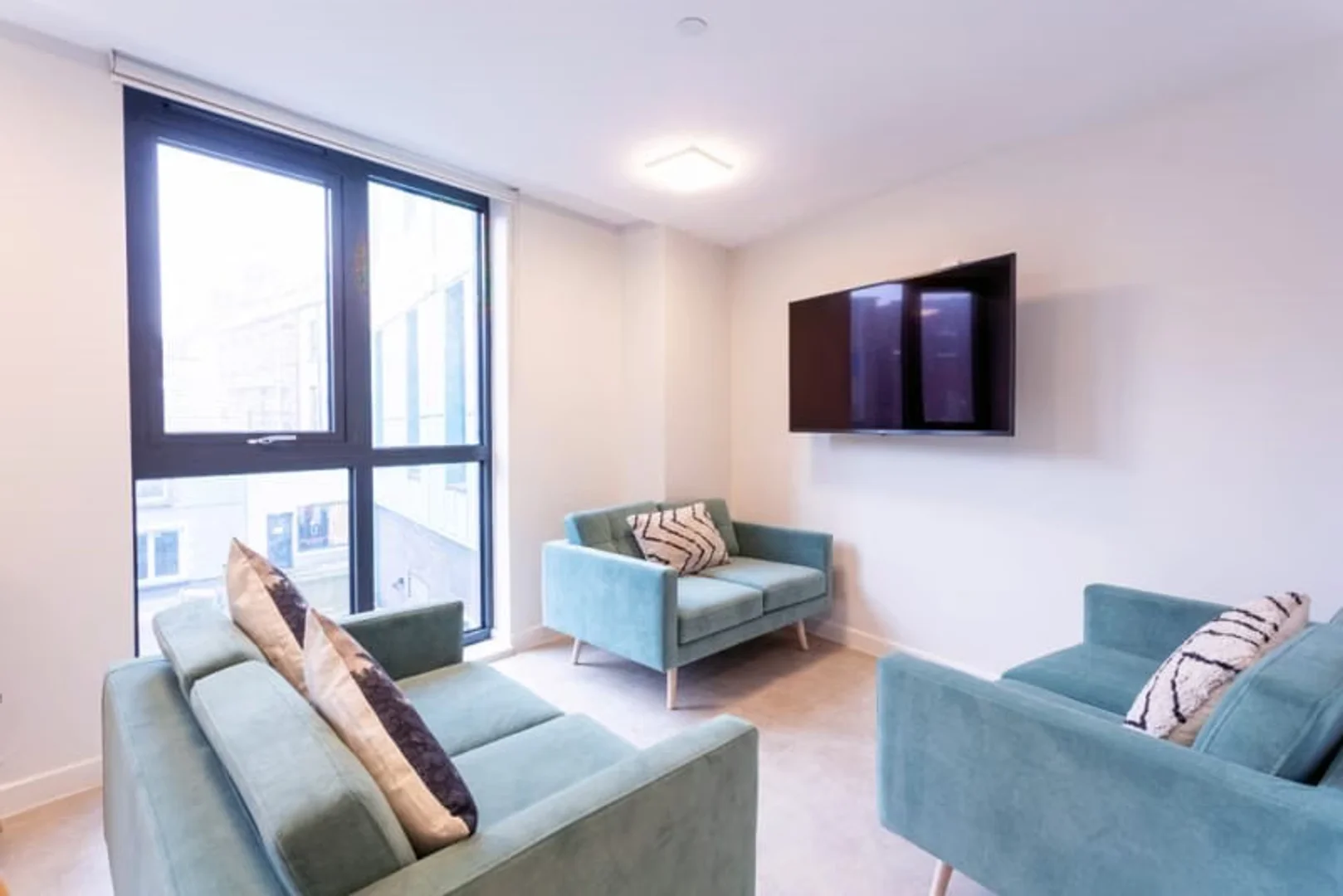 Chambre d'étudiant à  avec espace d'étude et installations communes