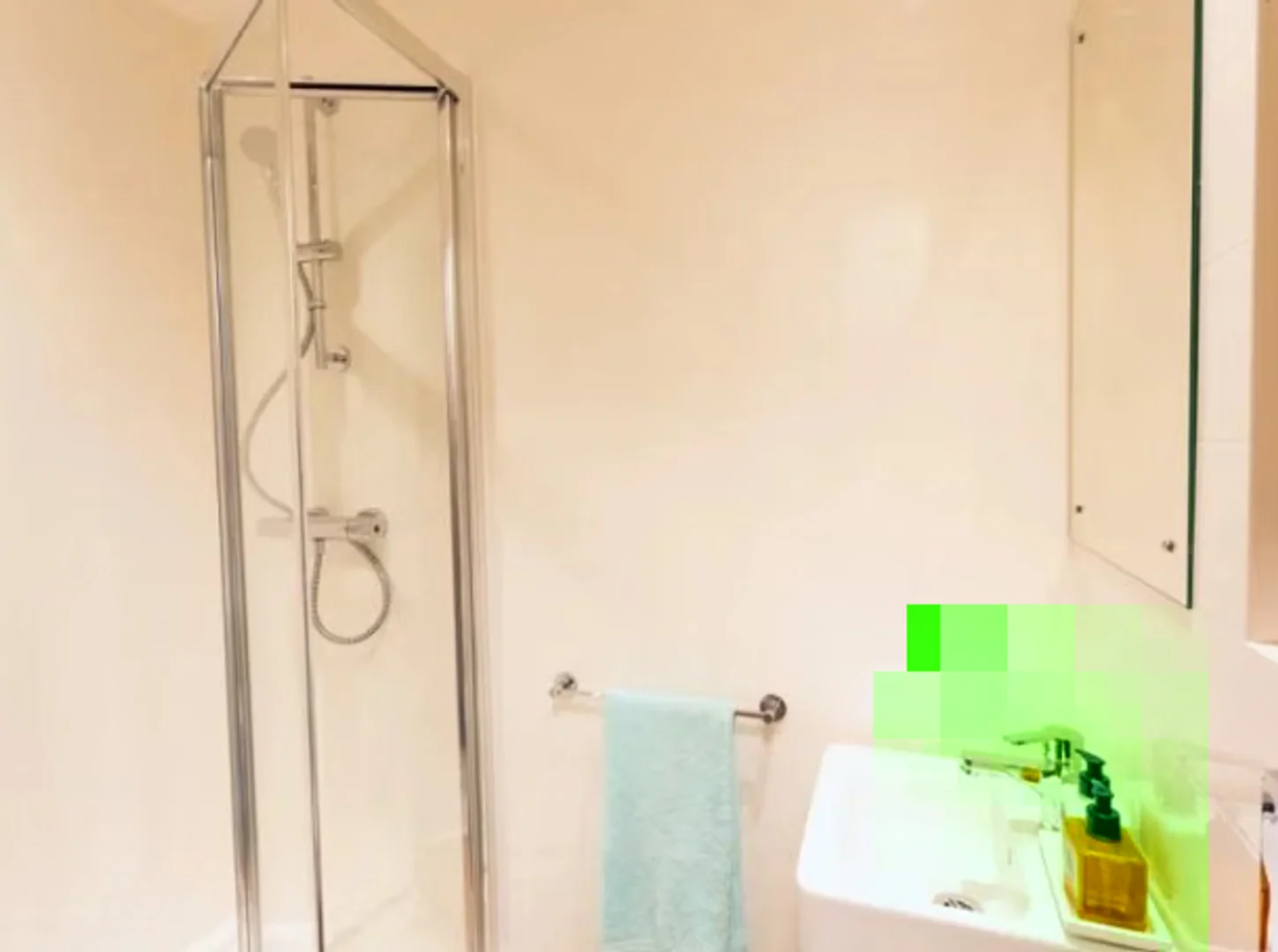 Quarto acessível para estudantes com iluminação ampla em 