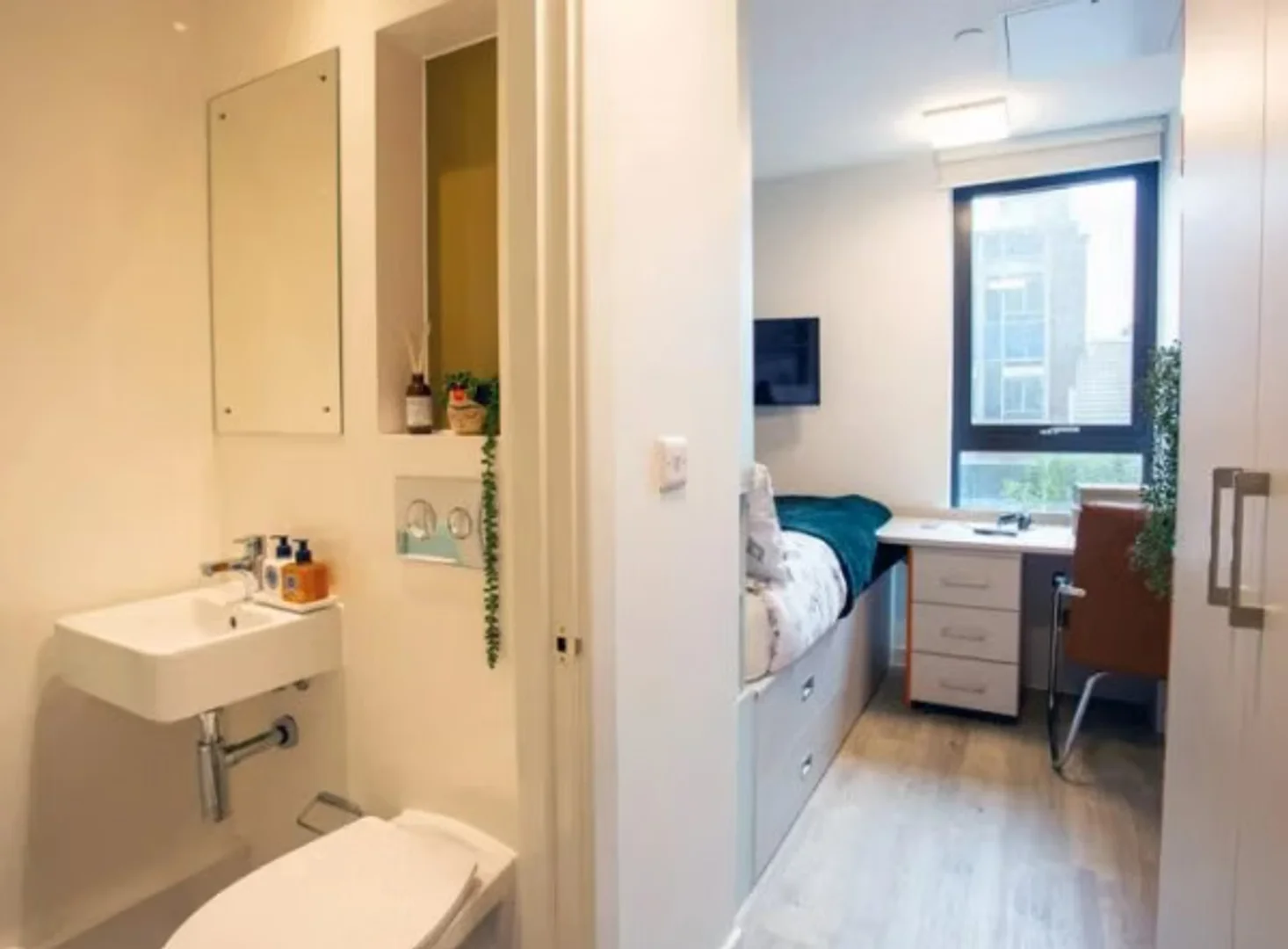 Quarto para alugar em apartamento de estudantes em , totalmente mobilado