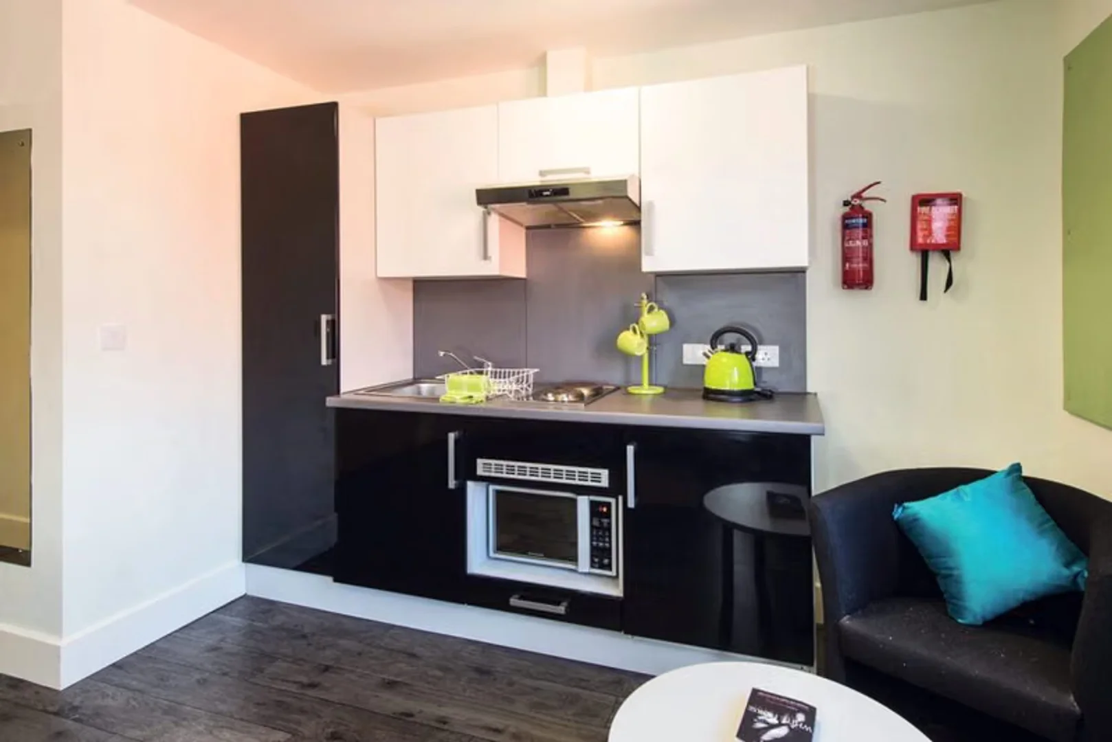 Cómodo estudio para vivir como estudiante en 