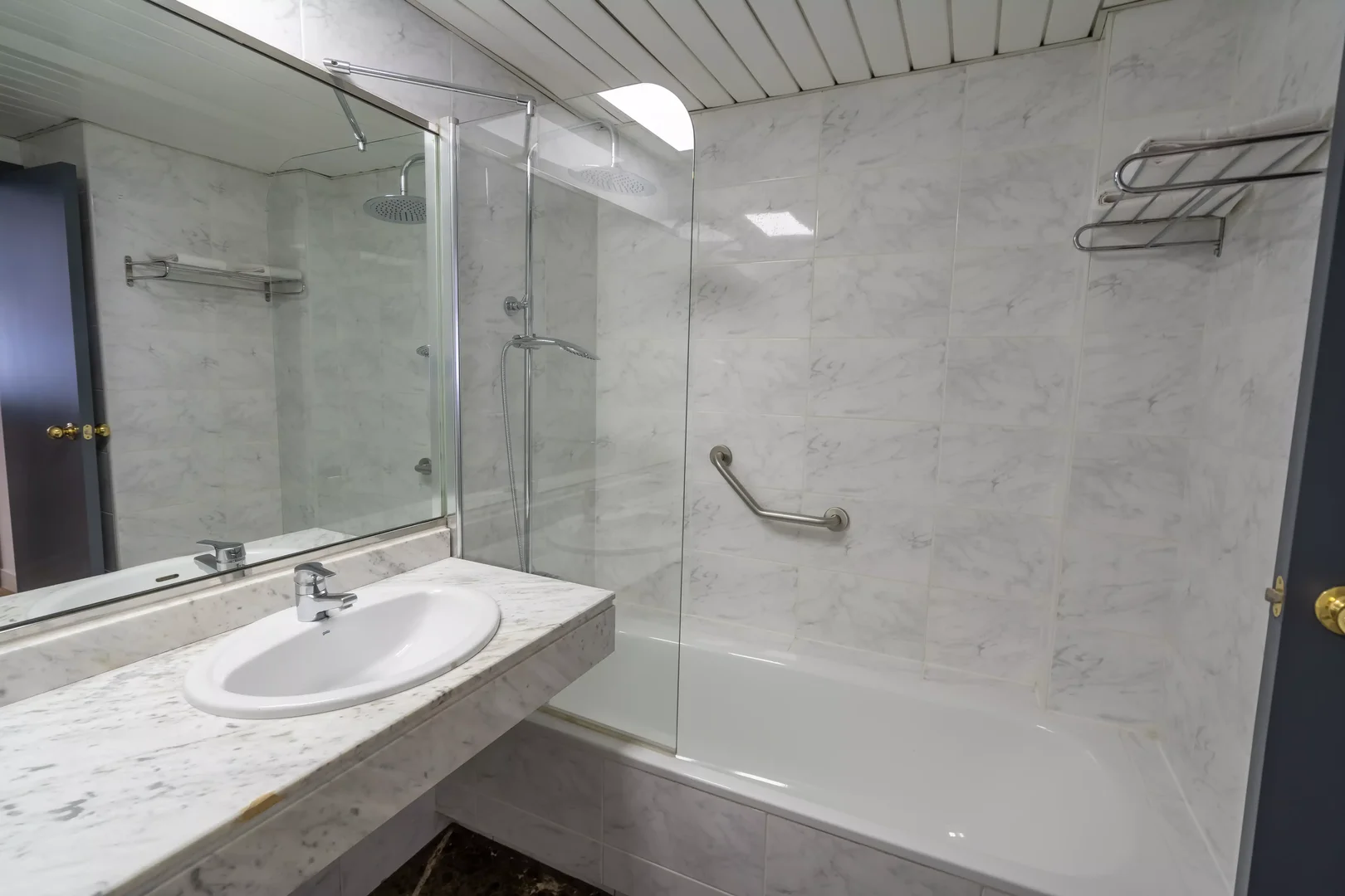 'de öğrenci dairesinde, tamamen mobilyalı kiralık oda