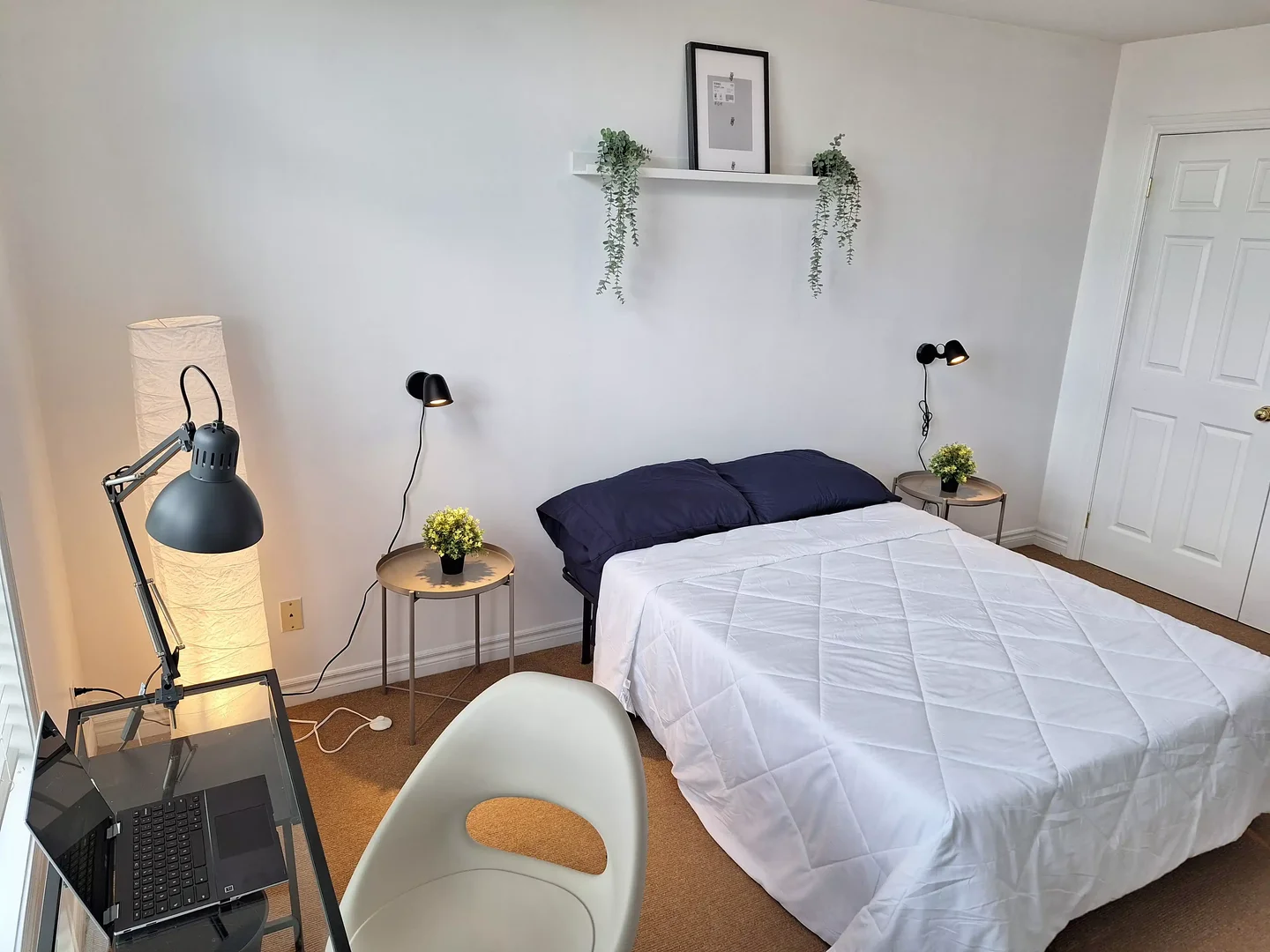 Habitación estudiantil luminosa y aireada con fácil acceso a la universidad en 