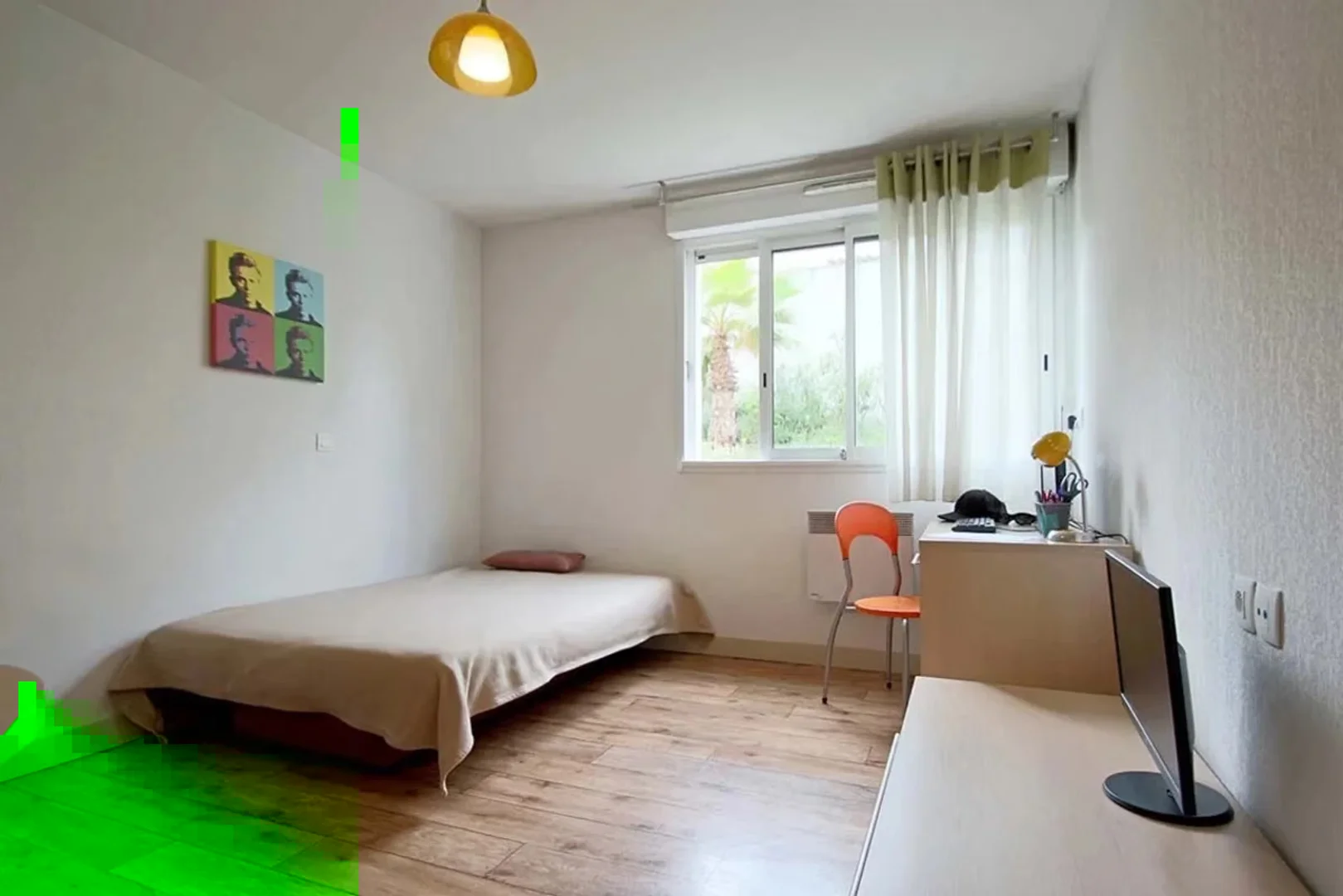'de modern olanaklara sahip öğrenci dostu oda