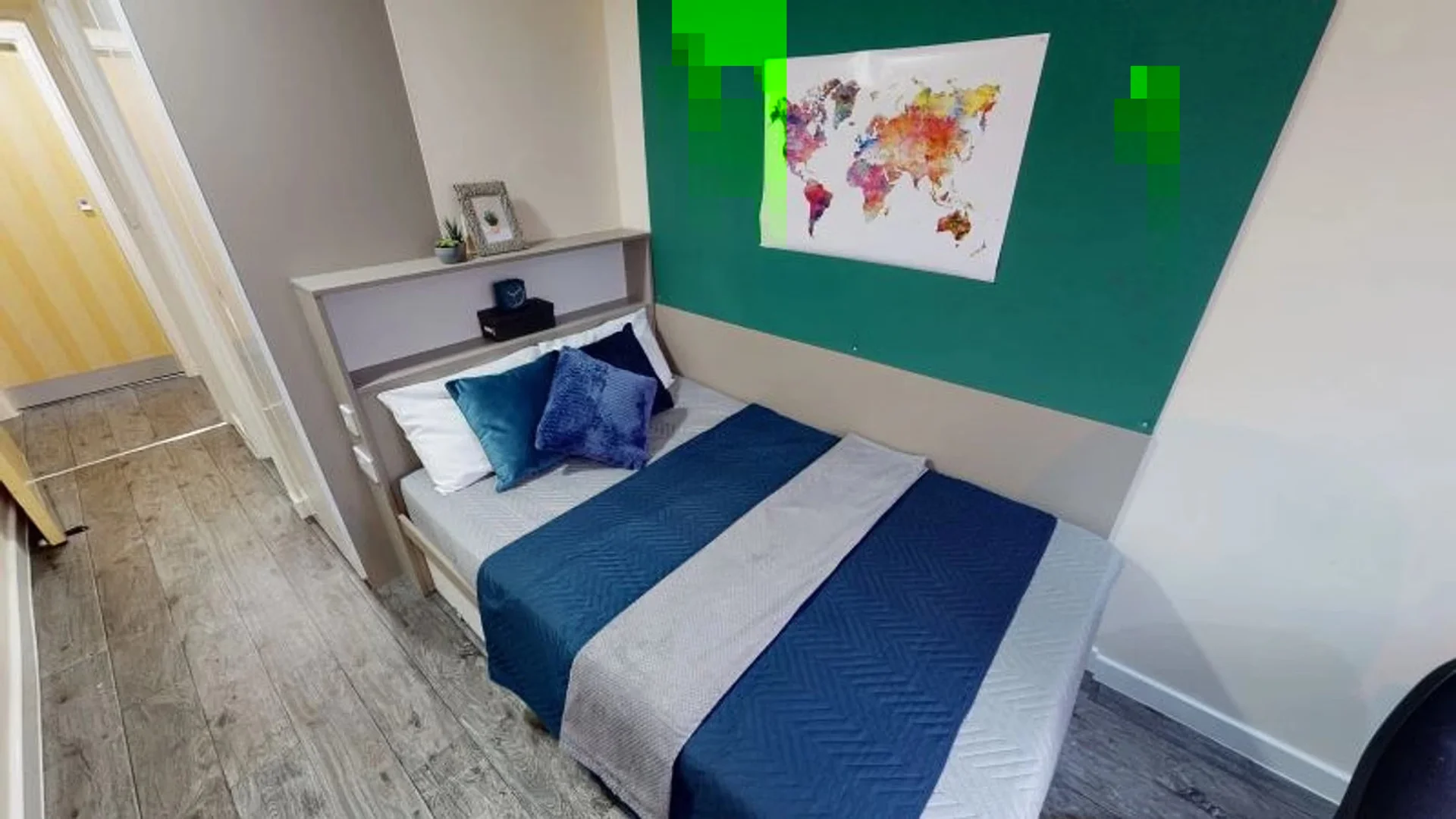 Studentenzimmer in  mit Arbeitsbereich und Gemeinschaftseinrichtungen