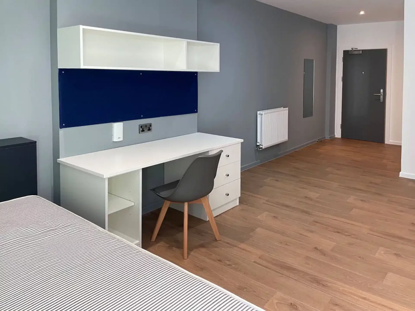 Apartamento estúdio acessível com características essenciais em 