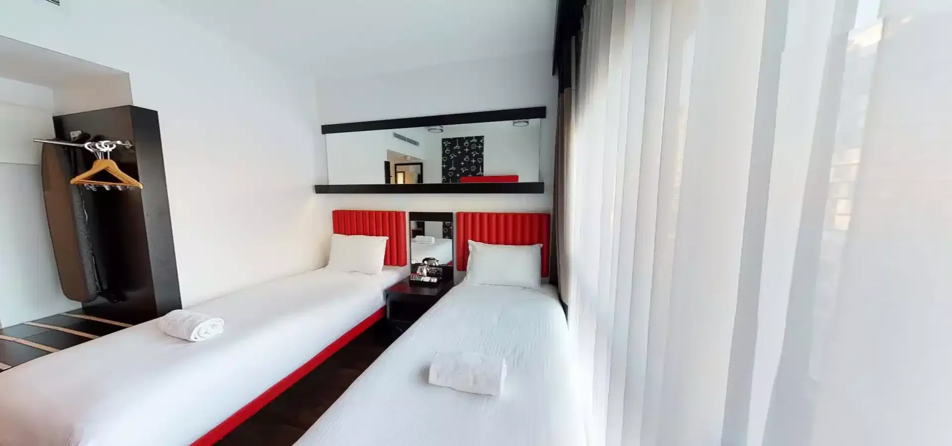 Quarto acessível para estudantes com iluminação ampla em 