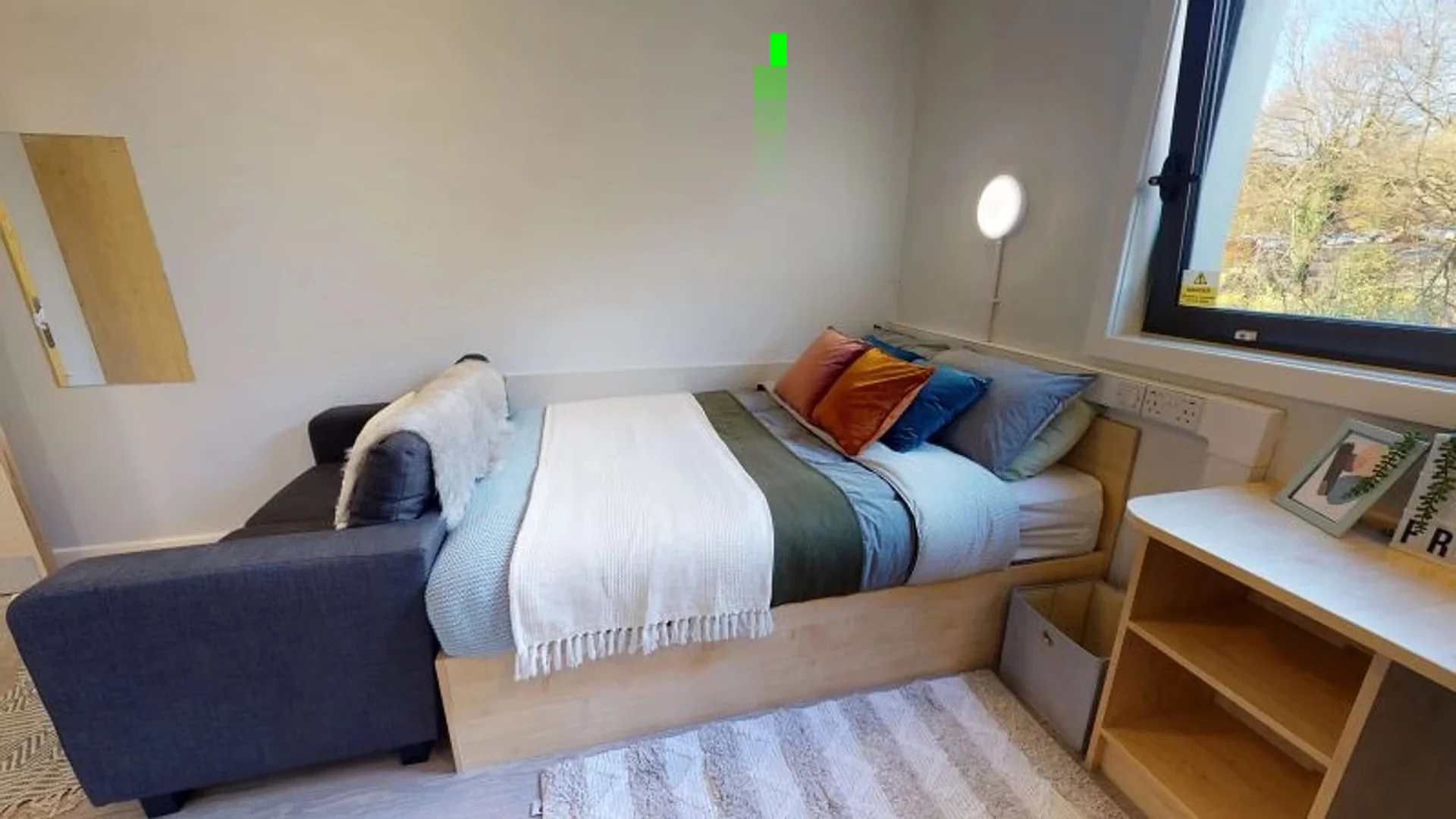 Studentenzimmer in mit Arbeitsbereich und Gemeinschaftseinrichtungen