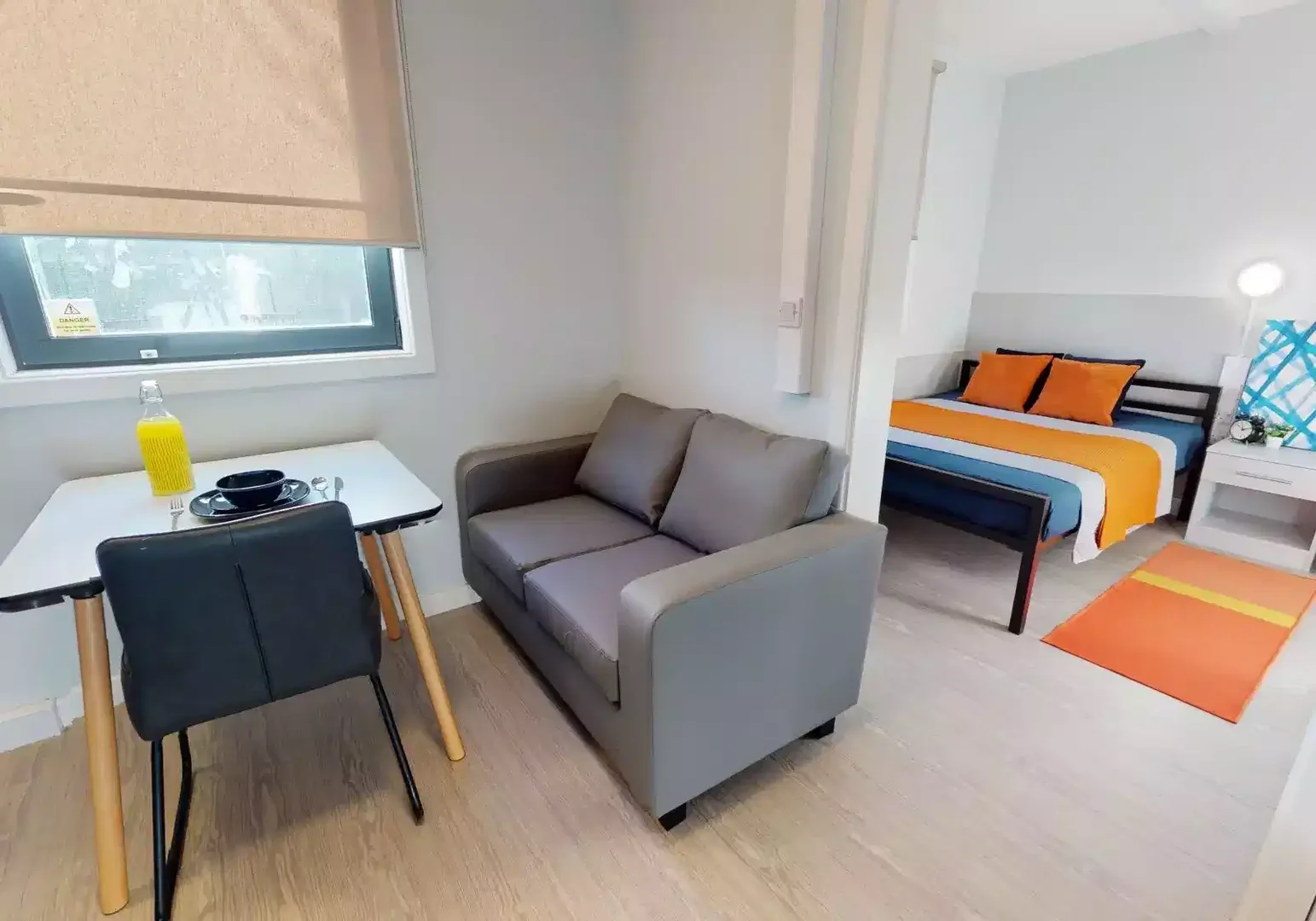 Chambre abordable pour les étudiants avec un bon éclairage dans 