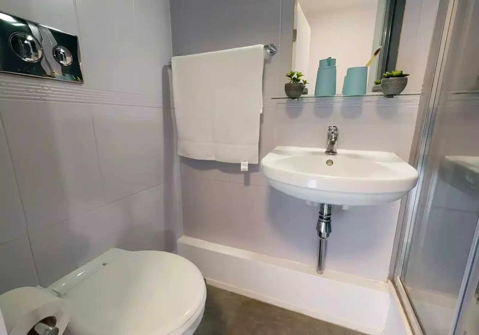 Chambre confortable pour étudiants disponible dans 