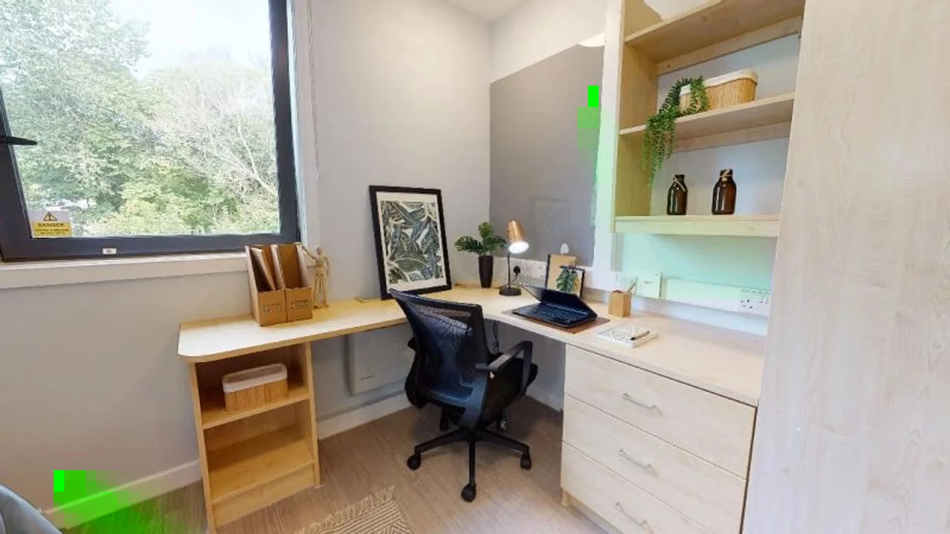 Habitación estudiantil luminosa y aireada con fácil acceso a la universidad en 