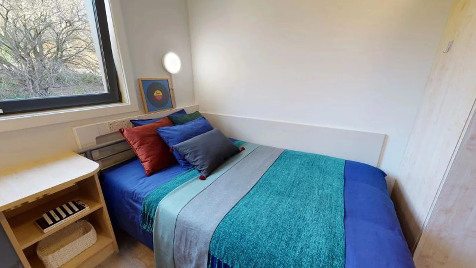 Chambre d'étudiant lumineuse et aérée avec accès facile à l'université dans 