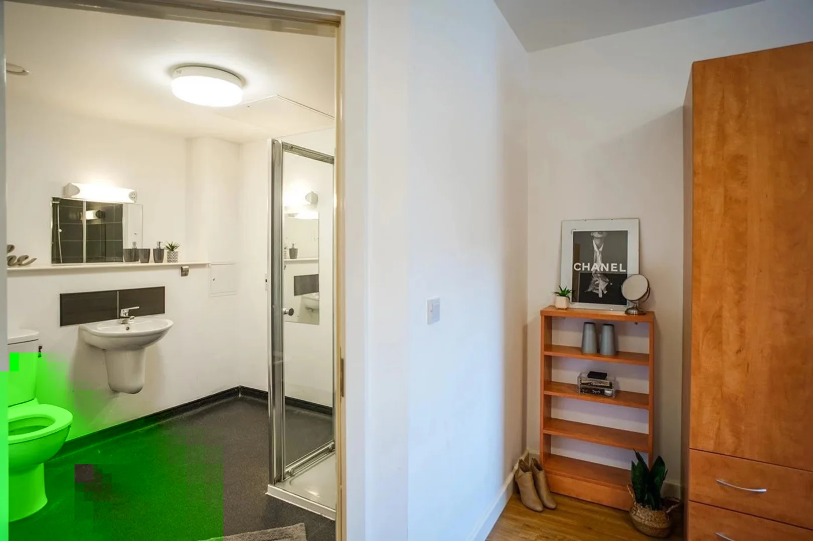 Quarto acessível para estudantes com iluminação ampla em 