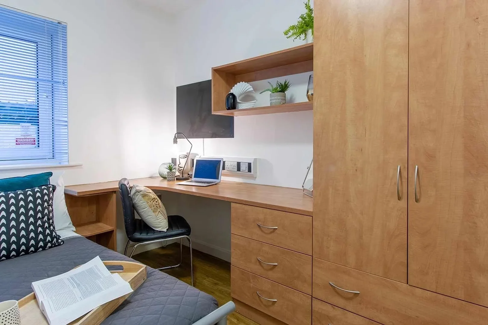 Bright and airy student room with easy university access in 