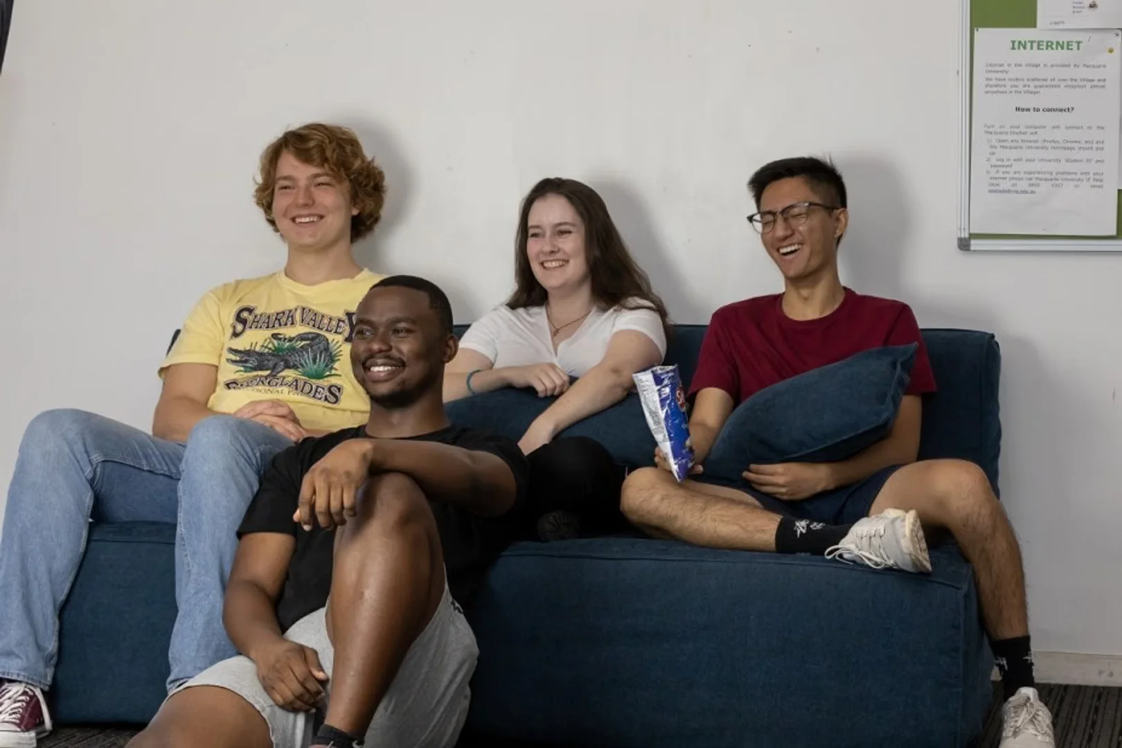Quarto acessível para estudantes com iluminação ampla em 