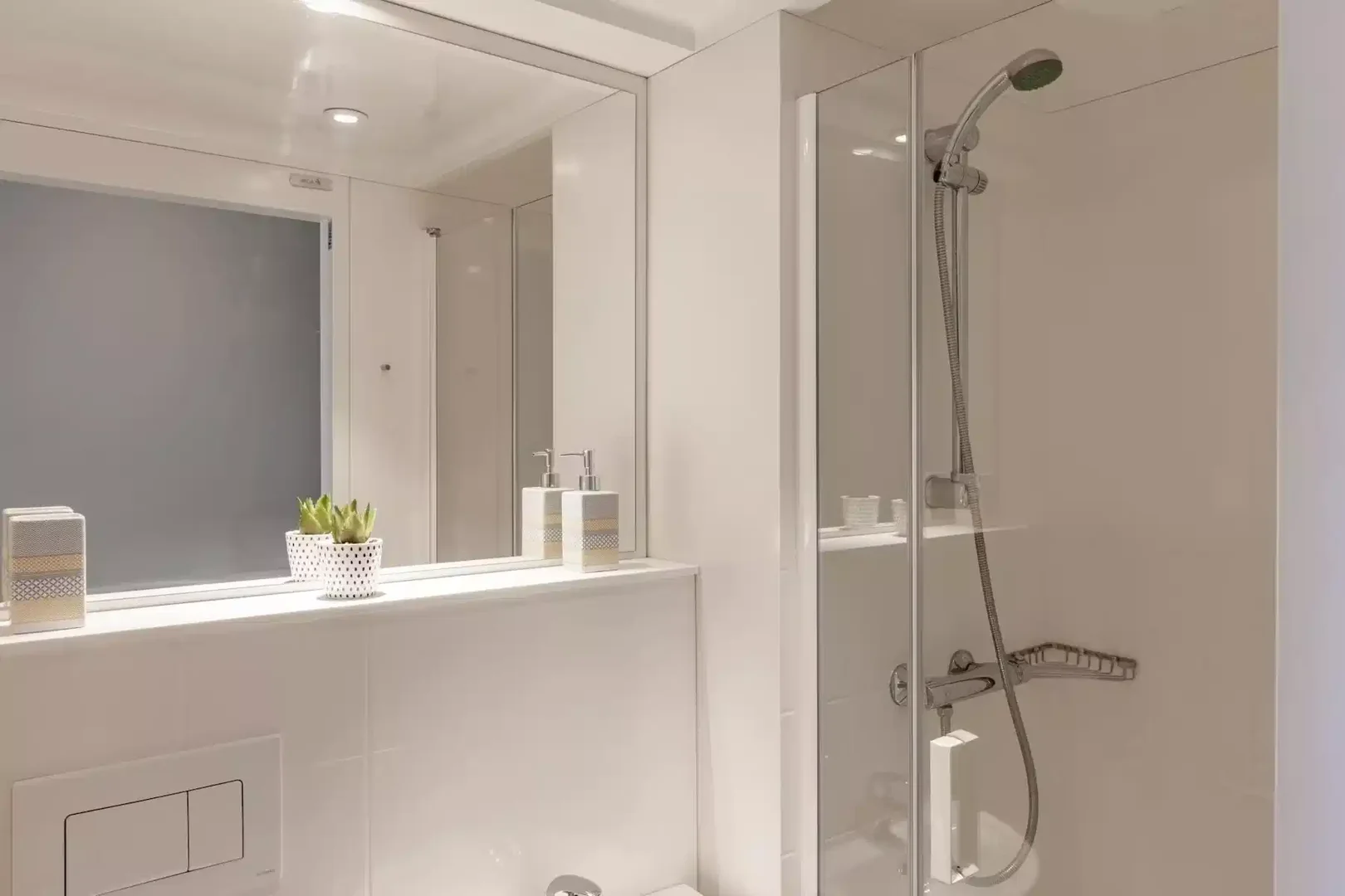 Habitación estudiantil funcional perfecta para estudiar en