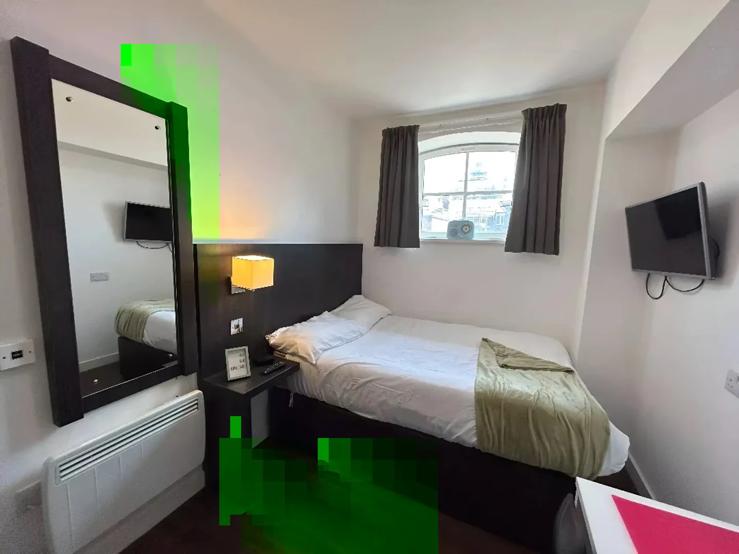 Quarto de estudante luminoso e arejado com acesso fácil à universidade em
