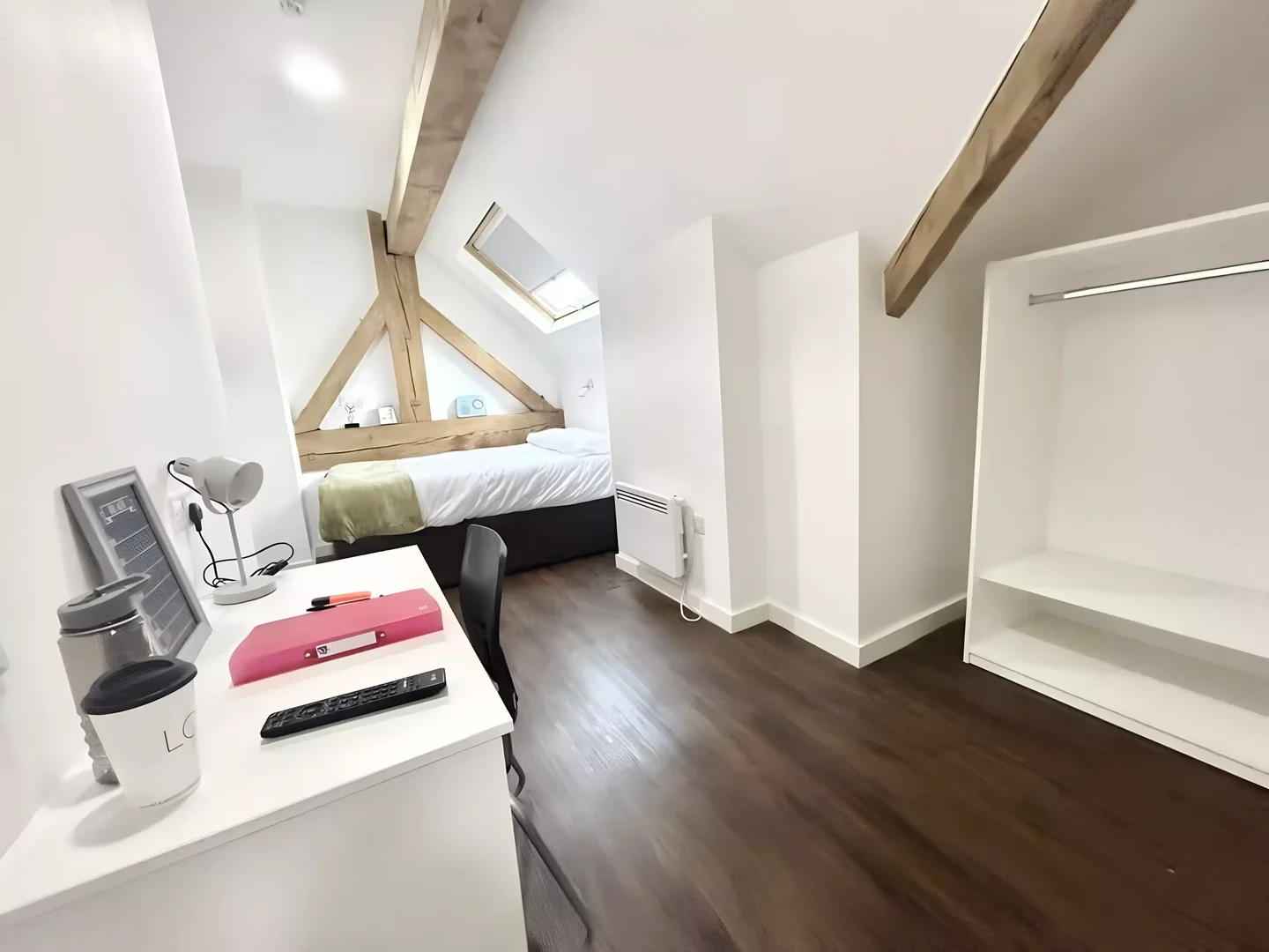 Quarto de estudante luminoso e arejado com acesso fácil à universidade em