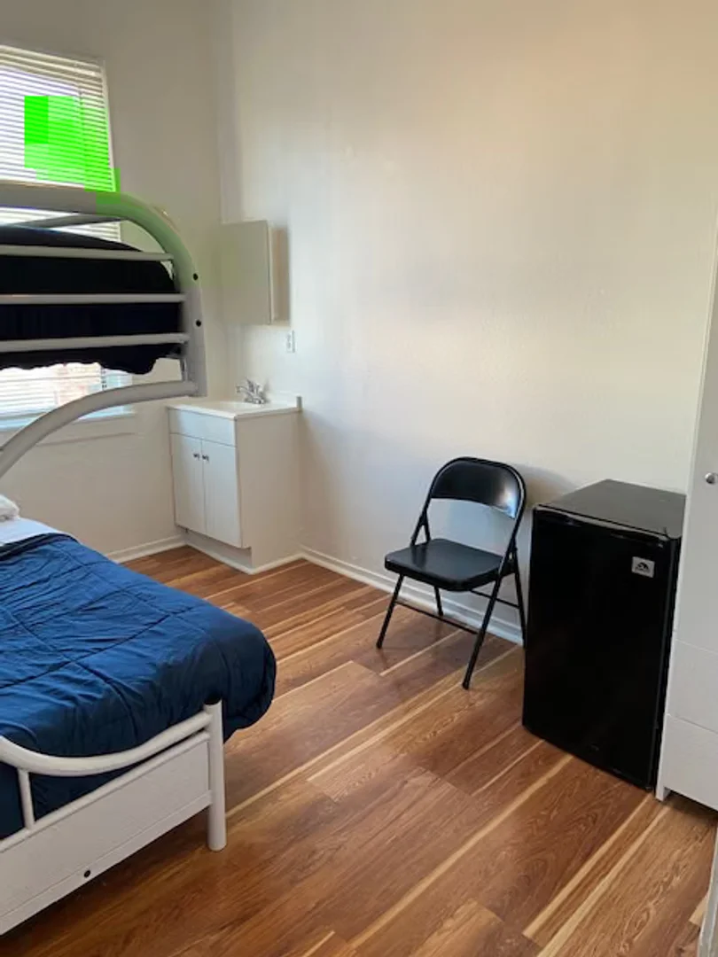 Quarto de estudante económico com localização conveniente em 