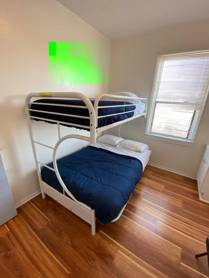 Quarto de estudante em  com área de estudo e instalações partilhadas