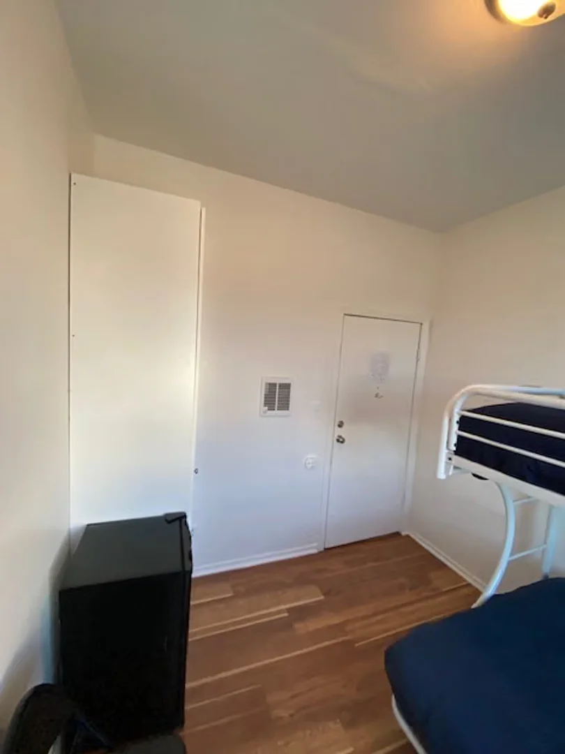 Quarto de estudante confortável e espaçoso em 