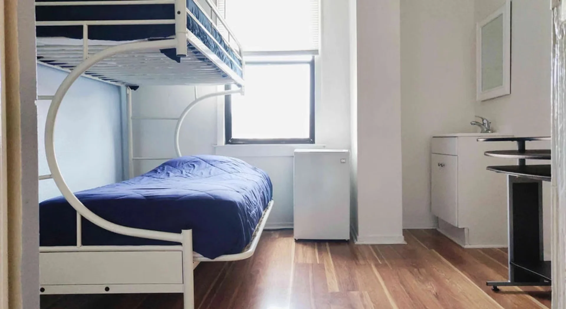 Quarto de estudante confortável e espaçoso em 