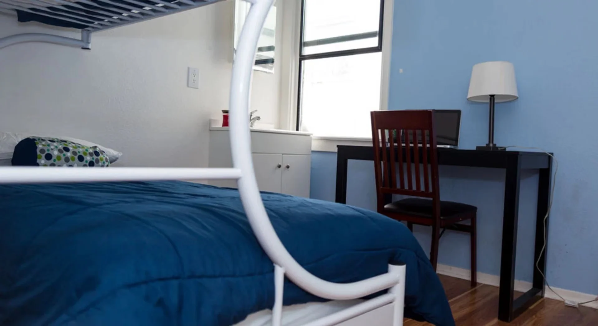 Quarto de estudante luminoso e arejado com acesso fácil à universidade em 