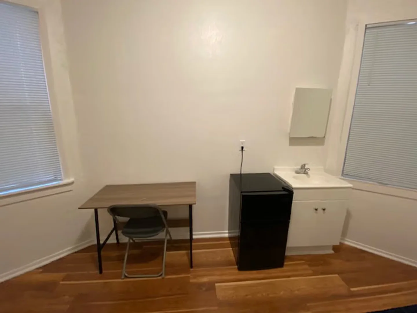 Quarto acessível para estudantes com iluminação ampla em 