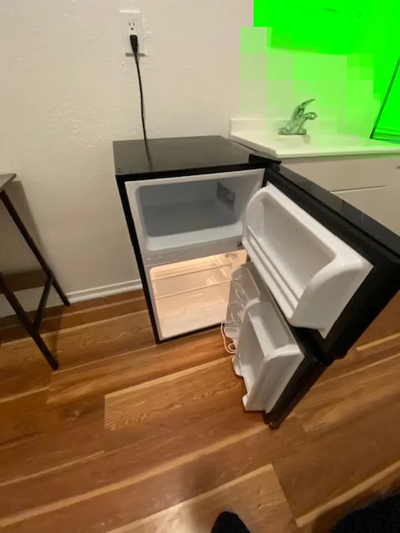 Quarto de estudante luminoso e arejado com acesso fácil à universidade em 