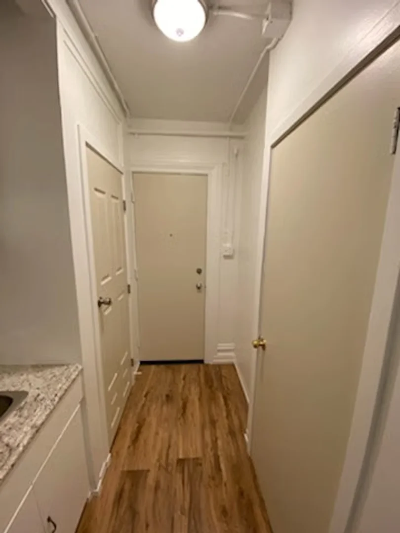 Quarto acessível para estudantes com iluminação ampla em 