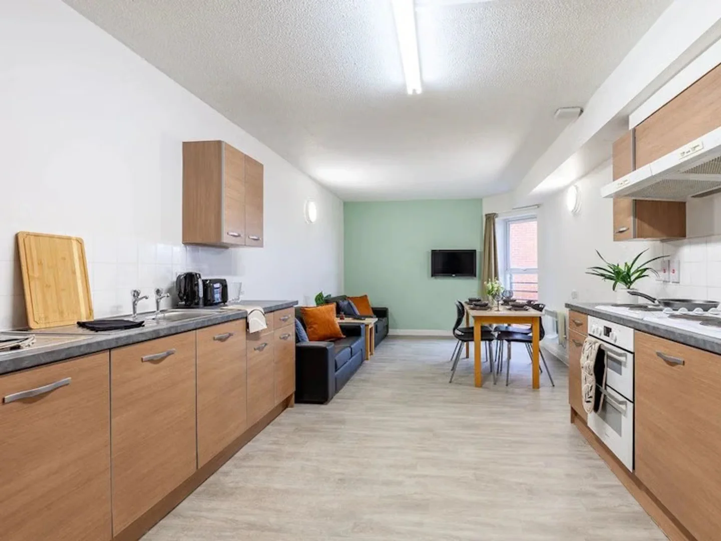 Functional student room perfect for studying in 