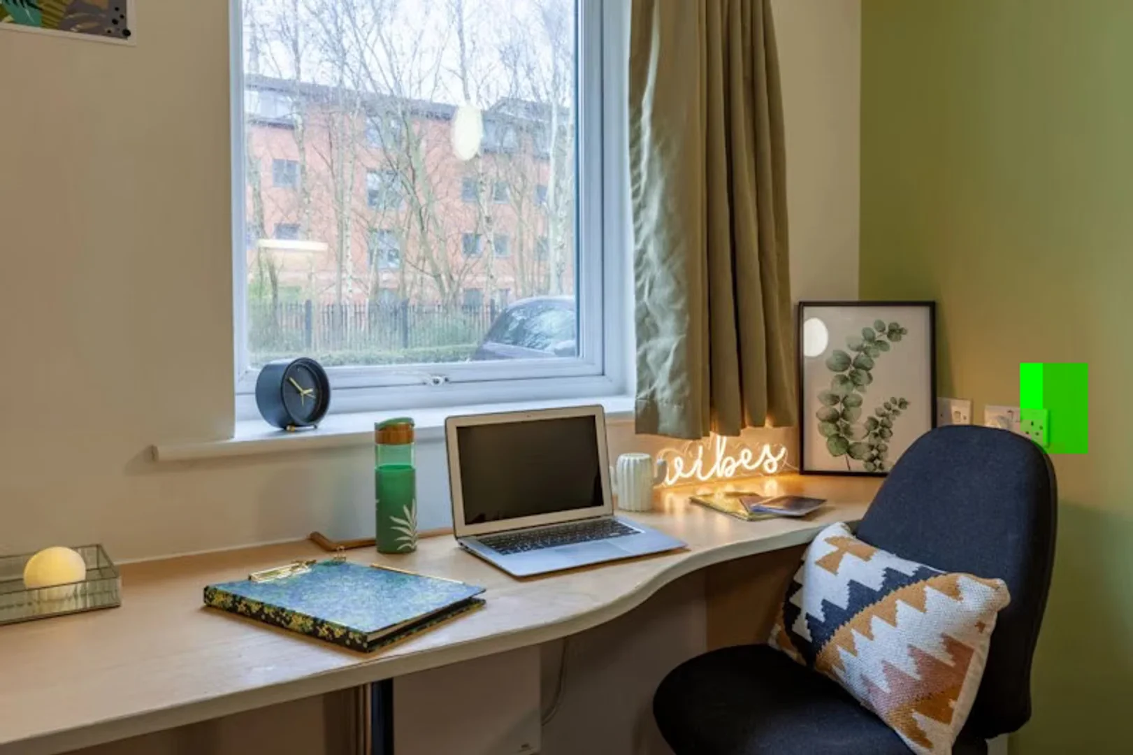 Bright and airy student room with easy university access in 