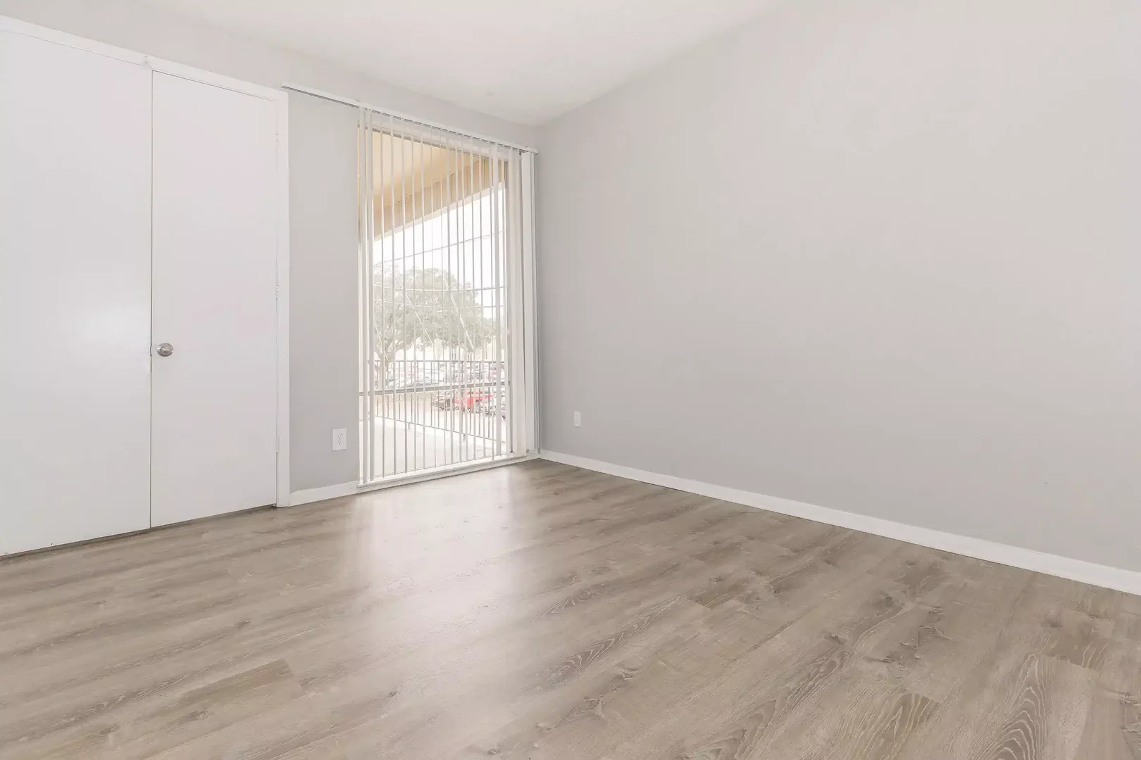 Habitación estudiantil luminosa y aireada con fácil acceso a la universidad en 