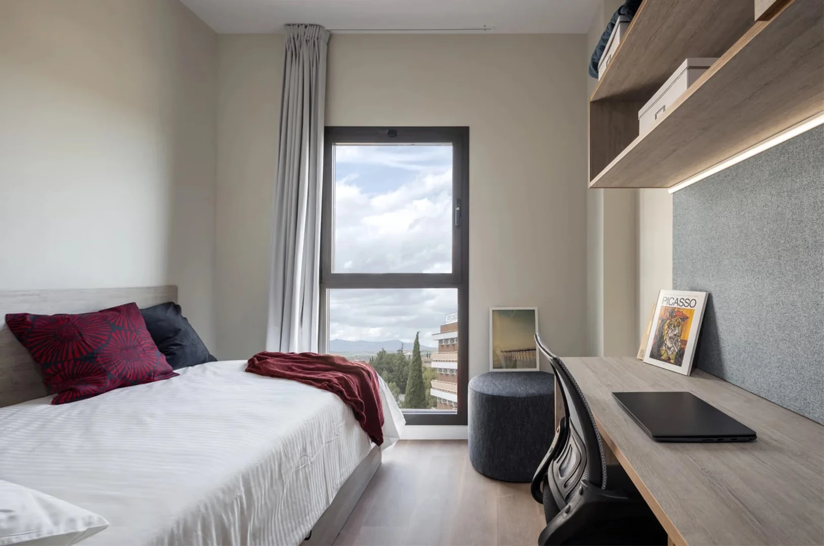 Quarto de estudante em  com área de estudo e instalações partilhadas