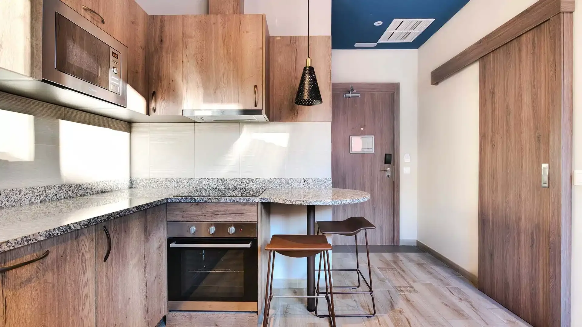  bölgesinde tam olanaklara sahip modern öğrenci stüdyosu