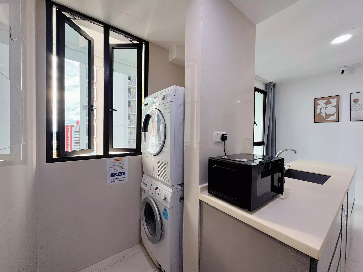 Chambre d'étudiant à  avec espace d'étude et installations communes