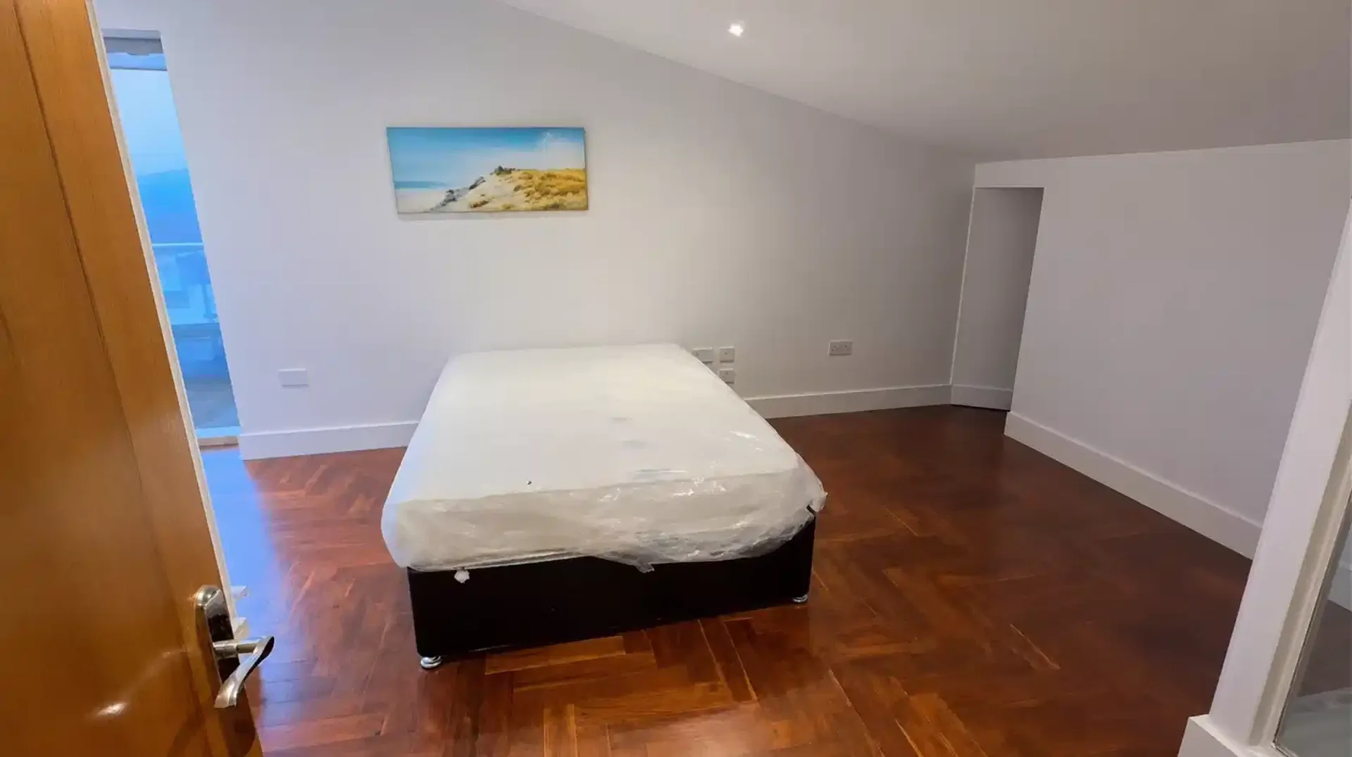 Bright and airy student room with easy university access in 