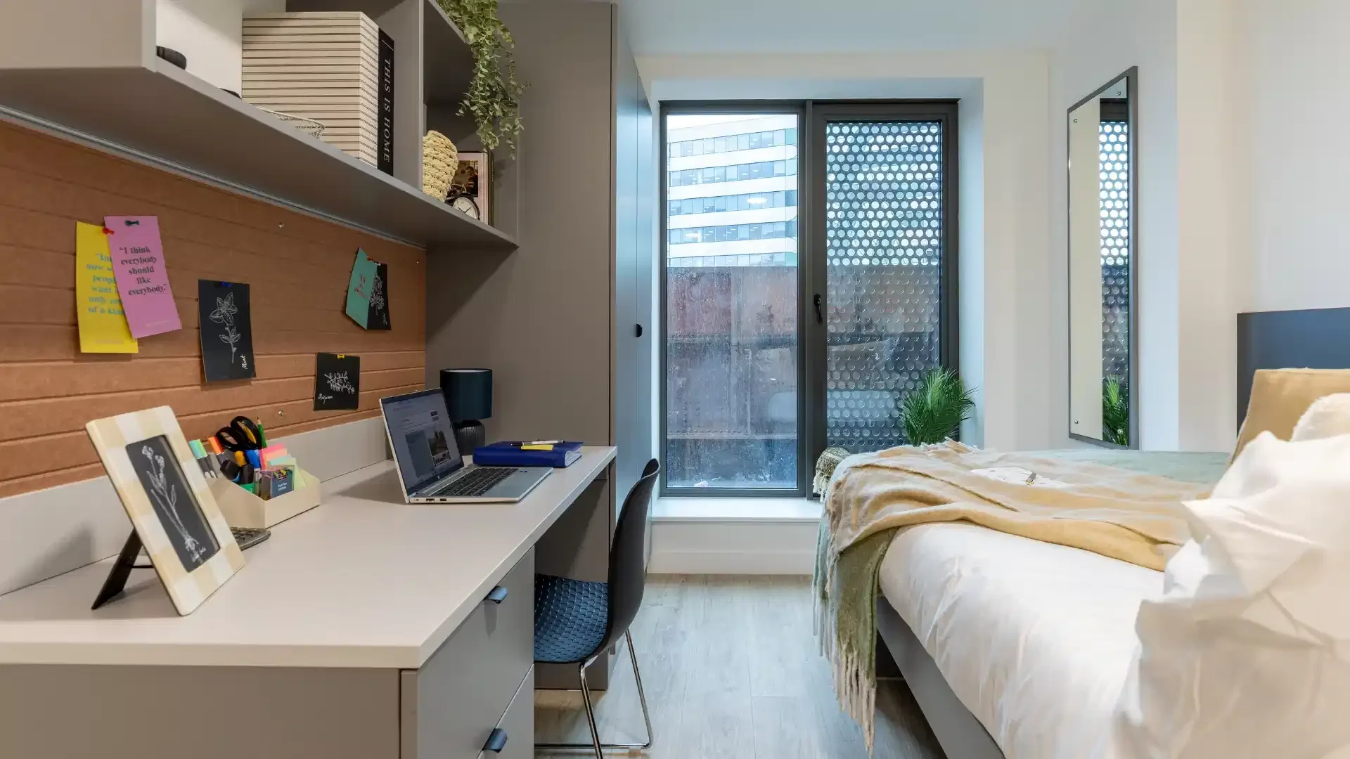 Chambre confortable pour étudiants disponible dans 