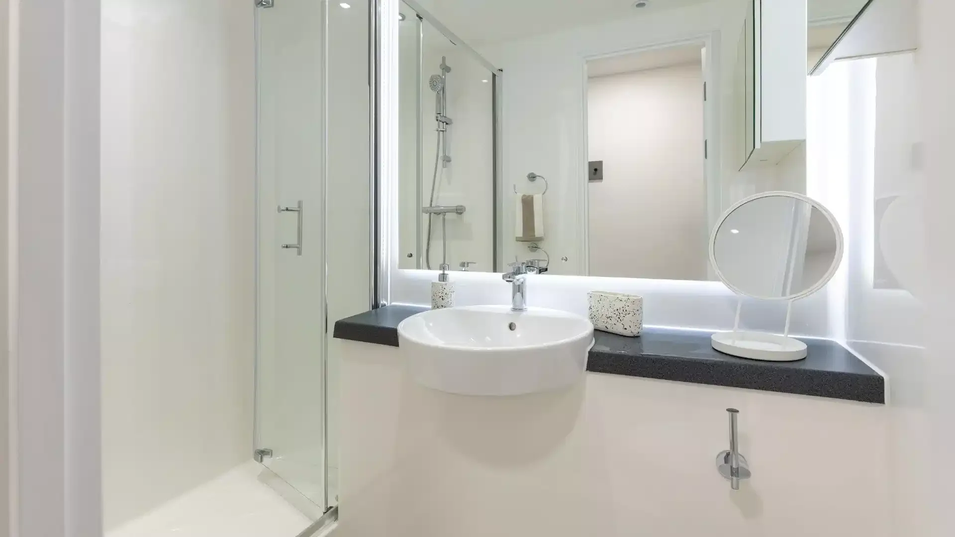 Habitación para estudiantes en con área de estudio y facilidades compartidas