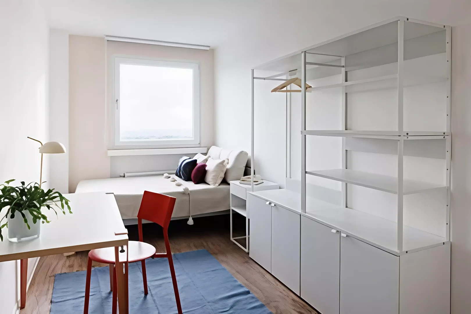 Quarto acessível para estudantes com iluminação ampla em 