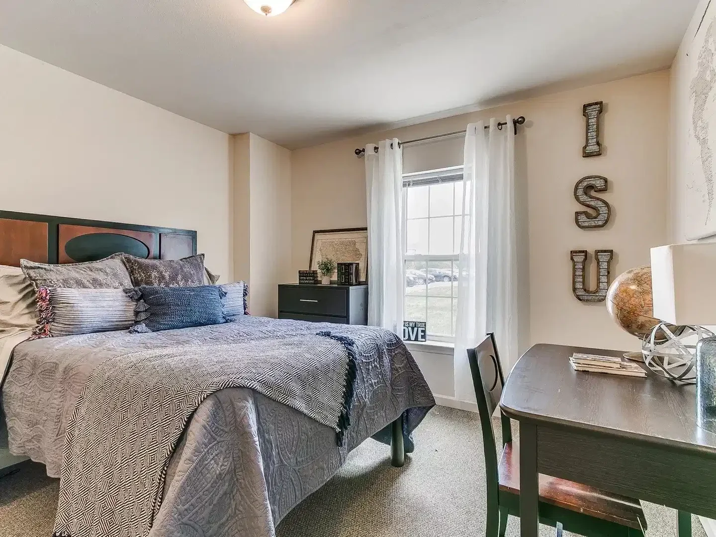 Chambre confortable pour étudiants disponible dans
