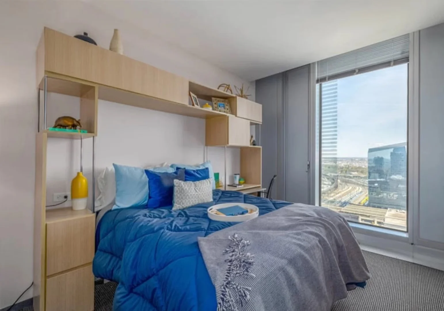 Chambre d'étudiant à  avec espace d'étude et installations communes