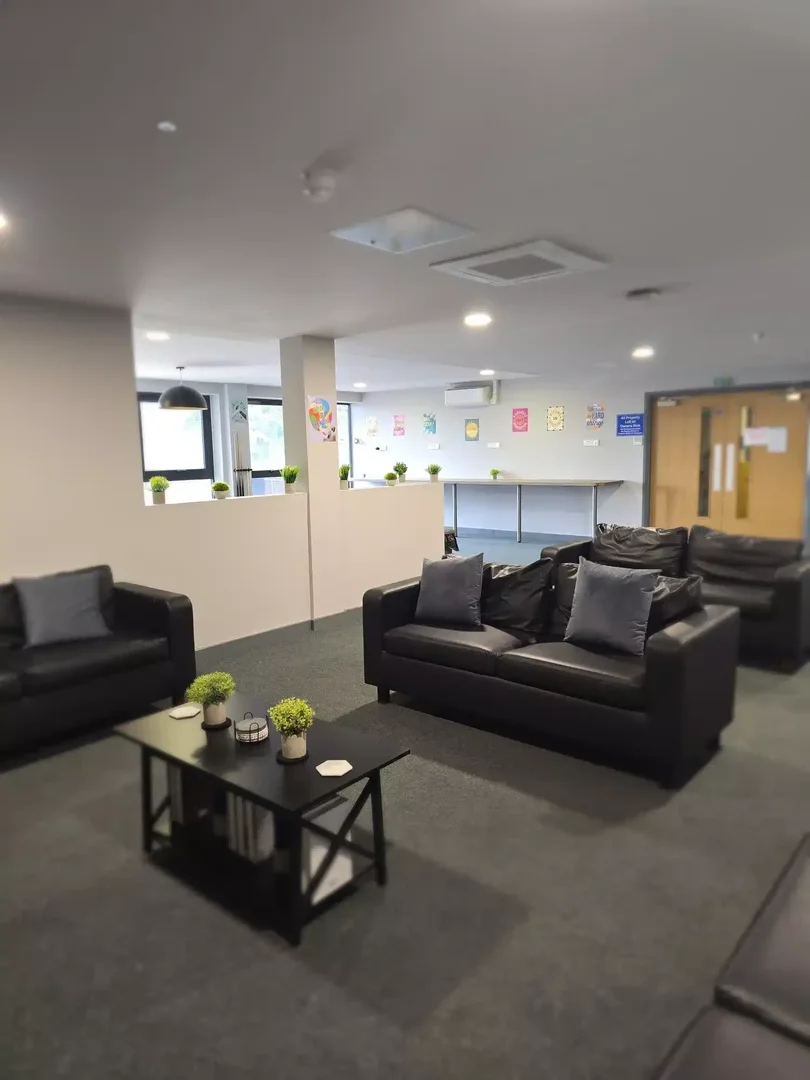 Chambre confortable pour étudiants disponible dans 